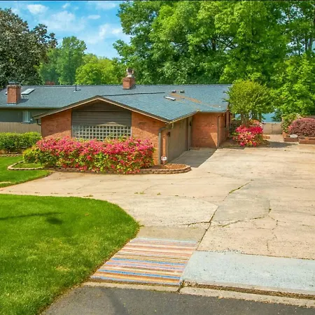 Cozy With Swimming Pool In Charlotte, North Carolina
