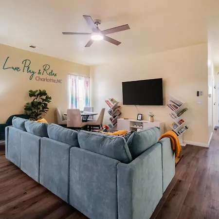 Holiday home Uptown 3br | Hot Tub + Fire Pit Charlotte