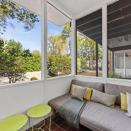 Holiday home Contemporary 2br In Myers Park With Screened Porch *