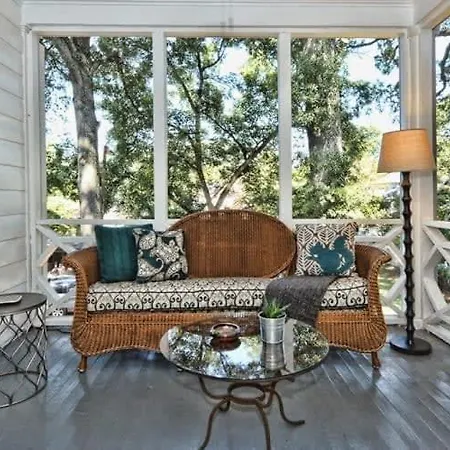 Chic And Comfortable 2br Near Uptown Holiday home *