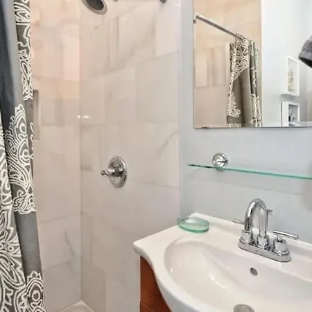 Chic And Comfortable 2br Near Uptown