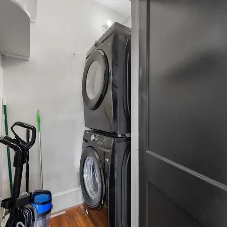 Lovely 2br Near Uptown Holiday home