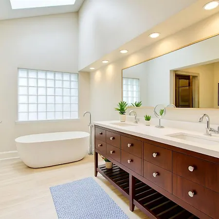 Cozy With Swimming Pool In Charlotte, North Carolina