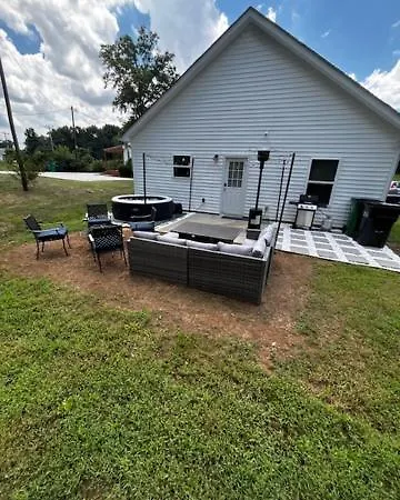 Holiday home Uptown 3br | Hot Tub + Fire Pit