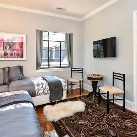 Holiday home Chic And Comfortable 2br Near Uptown