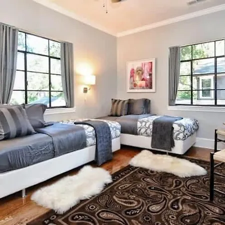 Chic And Comfortable 2br Near Uptown Holiday home