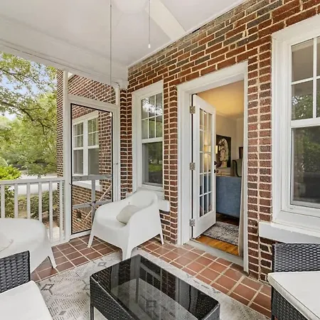 Lovely 2br Near Uptown Holiday home