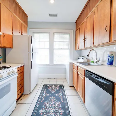 Holiday home Elegant 1br In Elizabeth With Covered Porch *