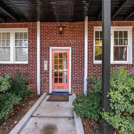 Contemporary 2br In Myers Park With Screened Porch Holiday home