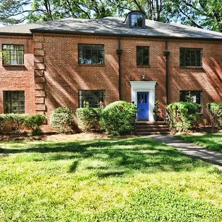 Holiday home Chic And Comfortable 2br Near Uptown