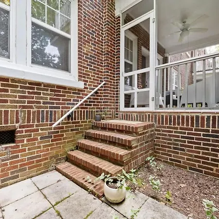 Lovely 2br Near Uptown Holiday home *