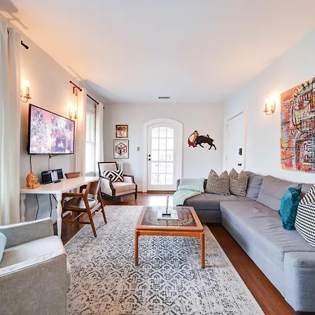 Holiday home Elegant 1br In Elizabeth With Covered Porch