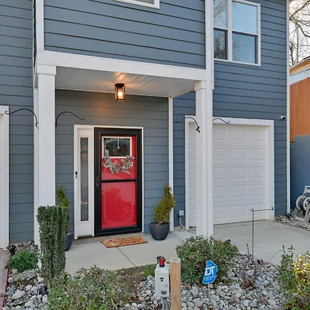 Holiday home Getaway With Yard - 3 Mi To Uptown! Charlotte