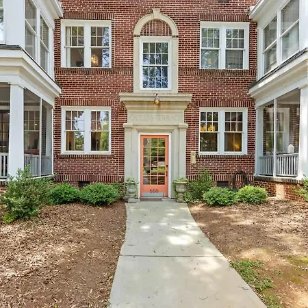 Spacious 2br In Myers Park With Sunroom Holiday home
