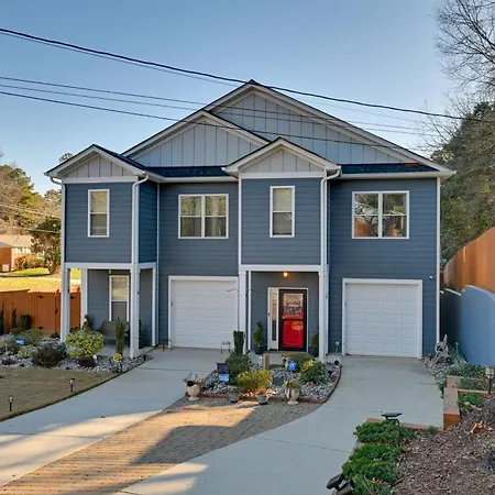 Holiday home Getaway With Yard - 3 Mi To Uptown! *