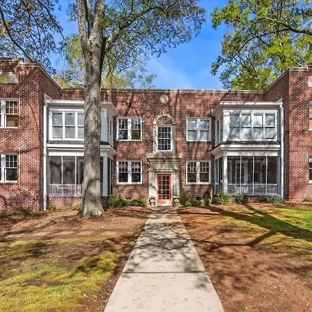 Contemporary 2br In Myers Park With Screened Porch Holiday home Charlotte