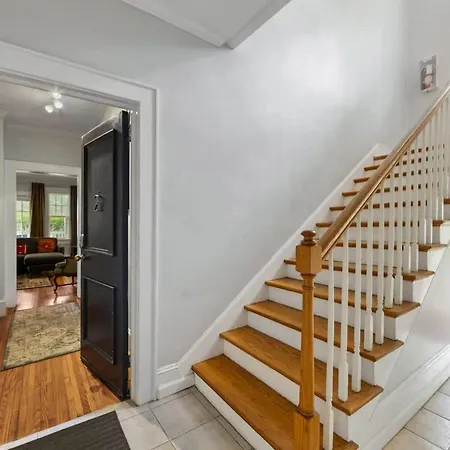 Lovely 2br Near Uptown Holiday home *