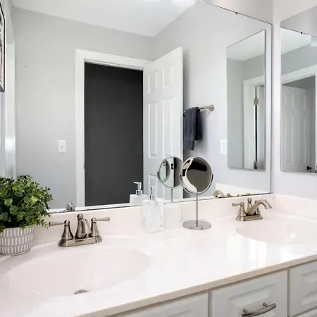 Holiday home Disconnect At With Great Surroundings In Charlotte, North Carolina *