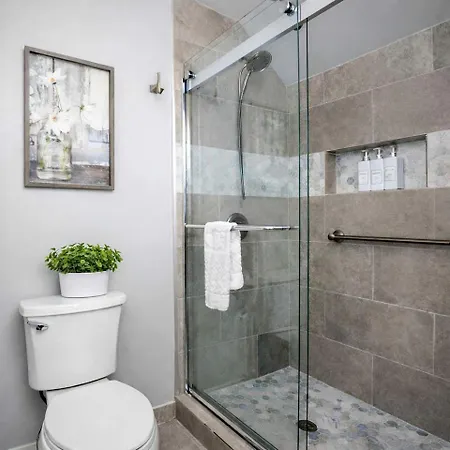 Holiday home Disconnect At With Great Surroundings In Charlotte, North Carolina Charlotte