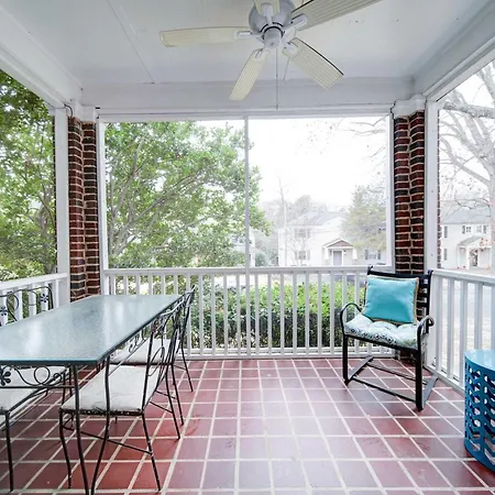 Chic 1 Bedroom Units Near Dilworth Holiday home