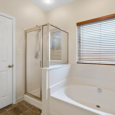 Cozy 4b 2 5b King Beds Jacuzzi Holiday home Charlotte