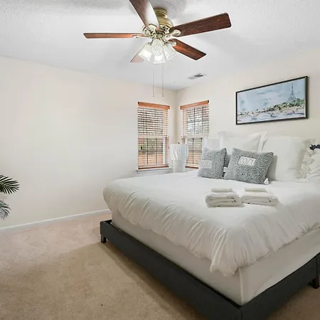 Cozy 4b 2 5b King Beds Jacuzzi Holiday home Charlotte