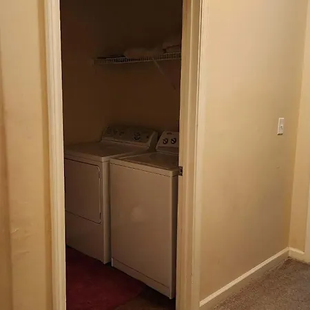 Apartment New Look! Book Friday & Saturday Get Sunday Free Ready For Work Or Play 