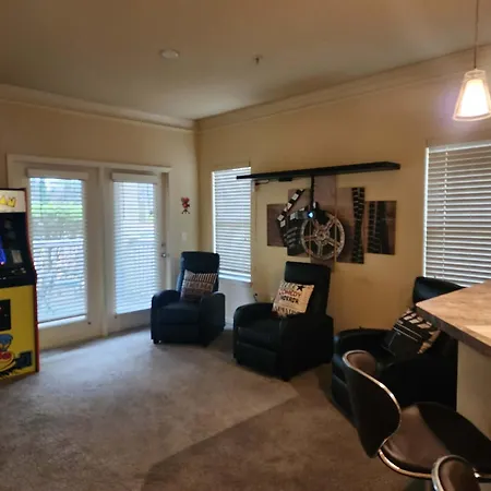 Apartment New Look! Book Friday & Saturday Get Sunday Free Ready For Work Or Play 