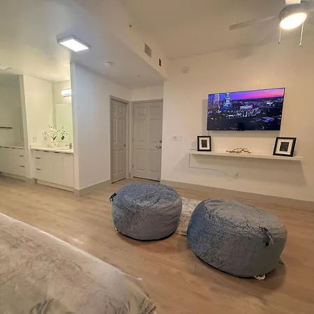 Luxury Uptown, Free Parking, 5min Bank Of America Stadium Apartment