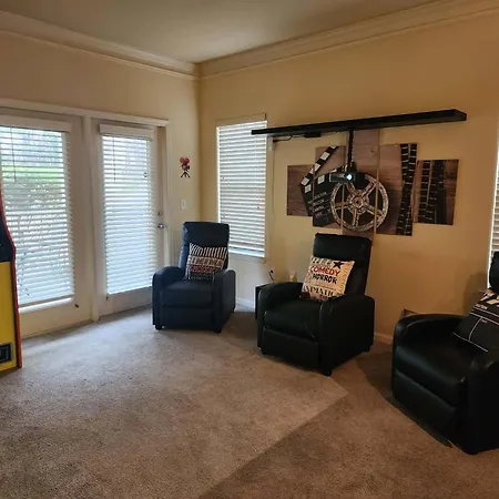Apartment New Look! Book Friday & Saturday Get Sunday Free Ready For Work Or Play 