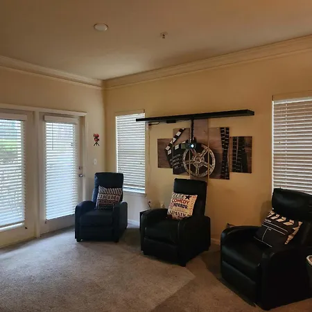 Apartment New Look! Book Friday & Saturday Get Sunday Free Ready For Work Or Play 