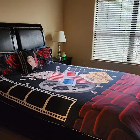 Apartment New Look! Book Friday & Saturday Get Sunday Free Ready For Work Or Play 