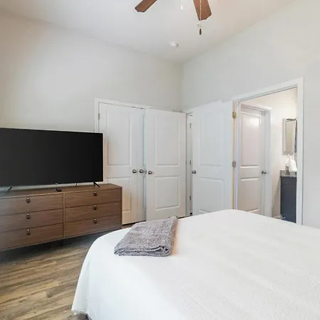 Apartment Landing - North *