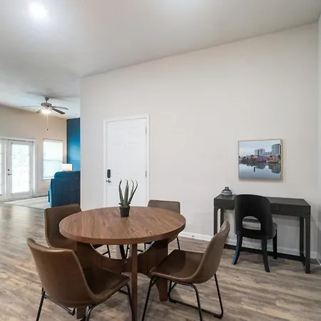 Apartment Landing - North *