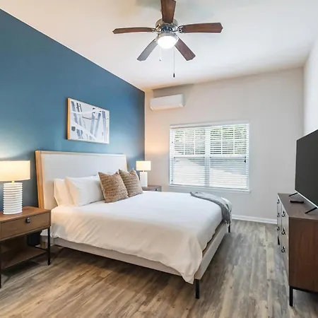 Apartment Landing - North *