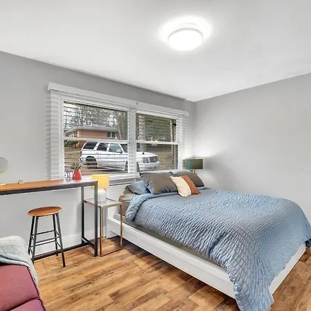 Homey 2br Condo—king Bed—lovely Location & Parking Apartment *