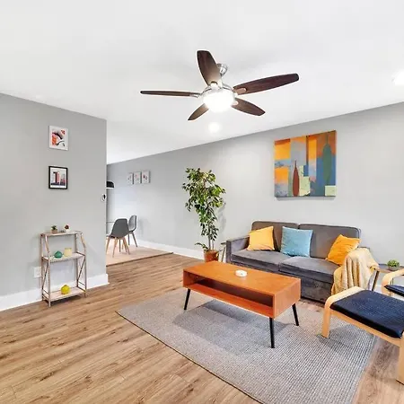 Homey 2br Condo—king Bed—lovely Location & Parking Charlotte