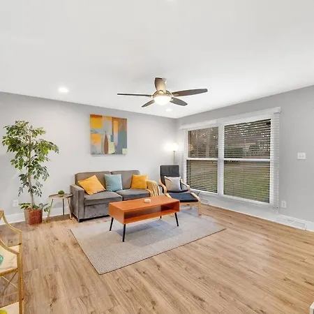 Apartment Homey 2br Condo—king Bed—lovely Location & Parking