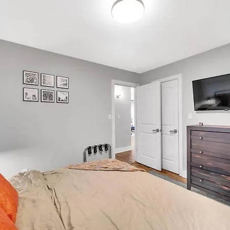 Homey 2br Condo—king Bed—lovely Location & Parking Charlotte