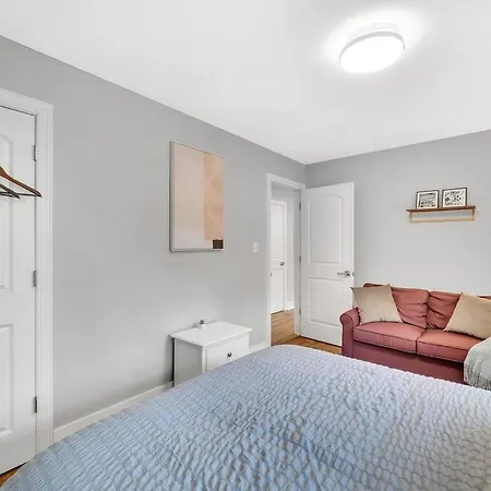 Homey 2br Condo—king Bed—lovely Location & Parking Charlotte