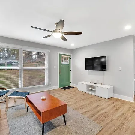 Homey 2br Condo—king Bed—lovely Location & Parking Charlotte