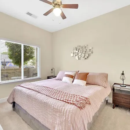 King Bed ► A+ Location ► Full Kitchen *