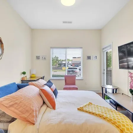 King Bed ► A+ Location ► Full Kitchen Charlotte
