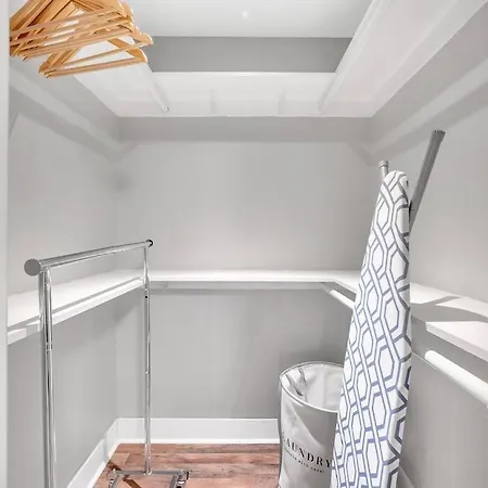 Apartment Homey 2br Condo—king Bed—lovely Location & Parking