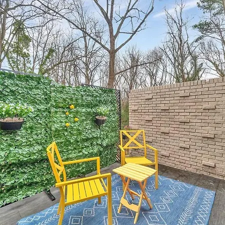 Homey 2br Condo—king Bed—lovely Location & Parking Charlotte