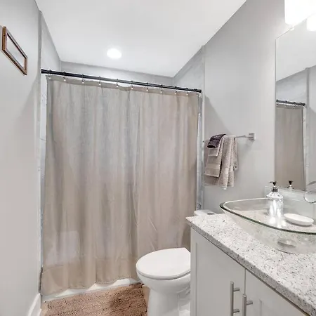 Homey 2br Condo—king Bed—lovely Location & Parking Apartment