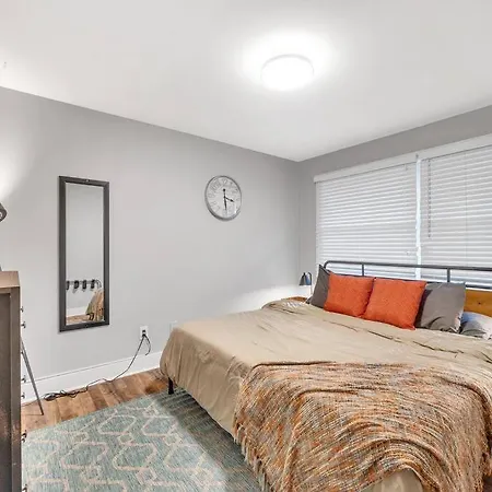 Homey 2br Condo—king Bed—lovely Location & Parking * Charlotte