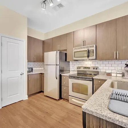 King Bed ► A+ Location ► Full Kitchen Apartment