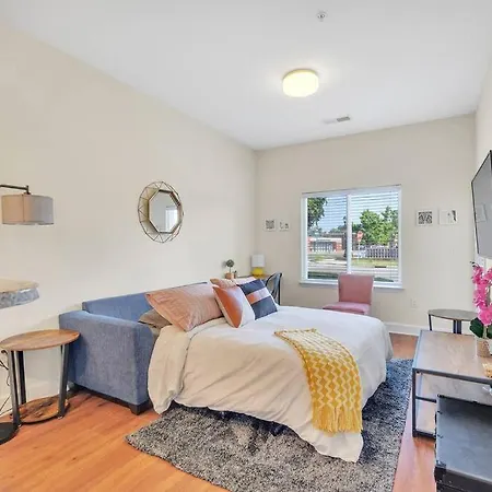 Apartment King Bed ► A+ Location ► Full Kitchen Charlotte