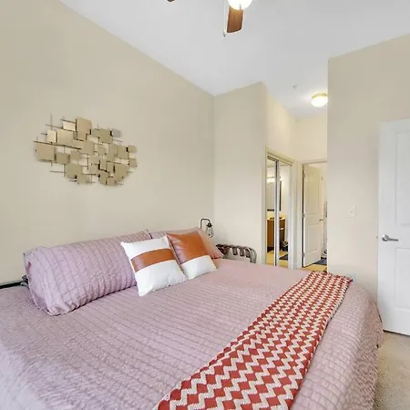 King Bed ► A+ Location ► Full Kitchen Charlotte